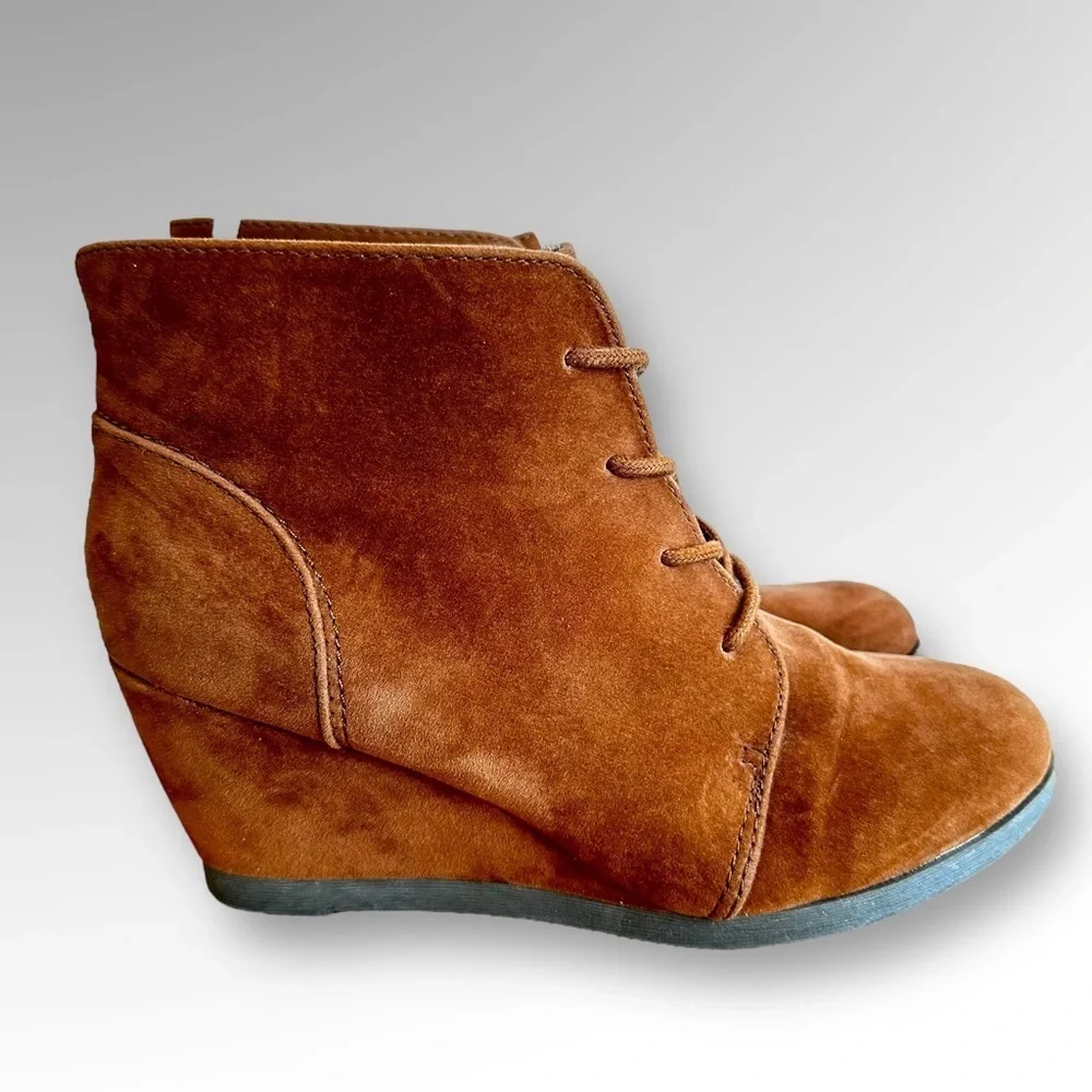 Madden Girl Suede Camel Colored Wedge Booties Sz 9.5